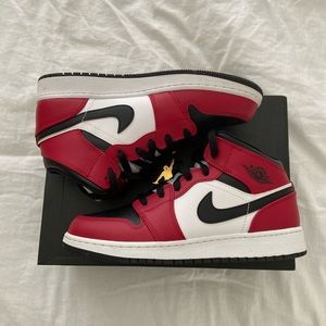 Chicago Black Toe Air Jordan 1 Mid